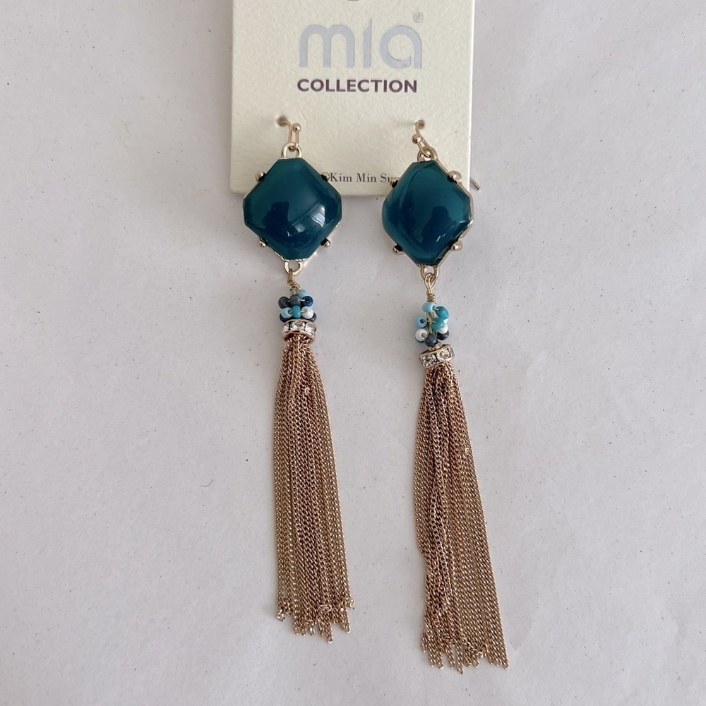 Mia collection Green gold colored chain tassel earrings